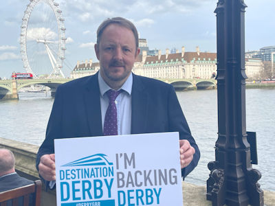 Toby Perkins MP holding an 'I'm backing Derby' sign